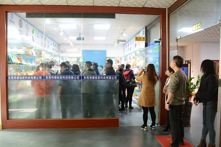 國內丝瓜视频免费下载在近幾年得到了非常廣泛的發展，從最開始的矽膠電子配件、矽膠蛋糕模具、矽膠廚具、矽膠母嬰用品、矽膠成人用品再到矽膠玩具、丝瓜APP官网下载安装IOS、矽膠創意產品，可以說丝瓜视频免费下载已經遍布各類大小行業，之前塑膠行業的產品現在都開始往矽膠方麵開發，矽膠相比塑膠擁有安全無毒、環保、柔韌性好、使用壽命長等特點。隨著消費者對丝瓜视频免费下载的逐漸認可到喜愛，丝瓜视频看污片APP生活中隨處可以看到矽膠的產品。